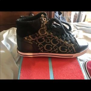 Guess sneakers in great condition size women 9M